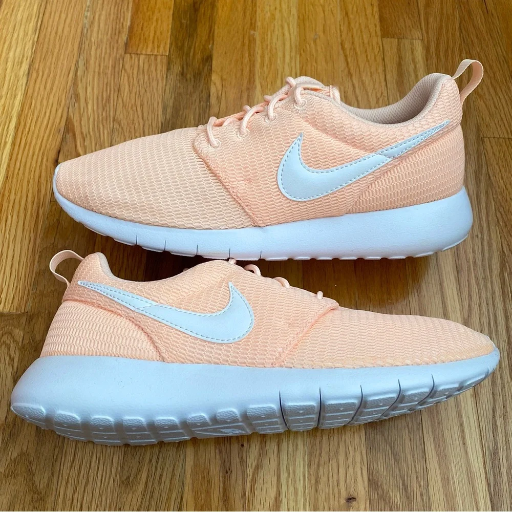 Nike Roshe One Women’s Sneakers